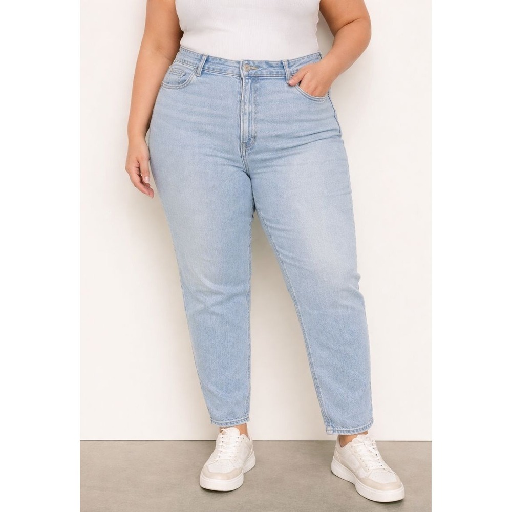 American Eagle AE Strigid Mom Jean Light Wash Blue Denim Women's Plus Size 18 - Picture 1 of 11